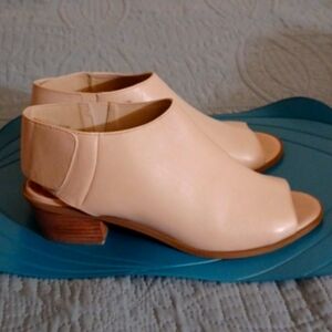 Coldwater Creek Cream Colored Sandals